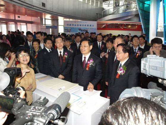 張小建會(huì)長(zhǎng)與王儒林省長(zhǎng)參觀中國(guó)就業(yè)促進(jìn)會(huì)&middot;創(chuàng)業(yè)專委會(huì)展臺(tái)