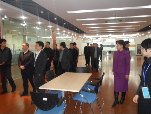 上海市普陀區(qū)人力資源和社會(huì)保障局領(lǐng)導(dǎo)們進(jìn)入實(shí)訓(xùn)區(qū)模版公司