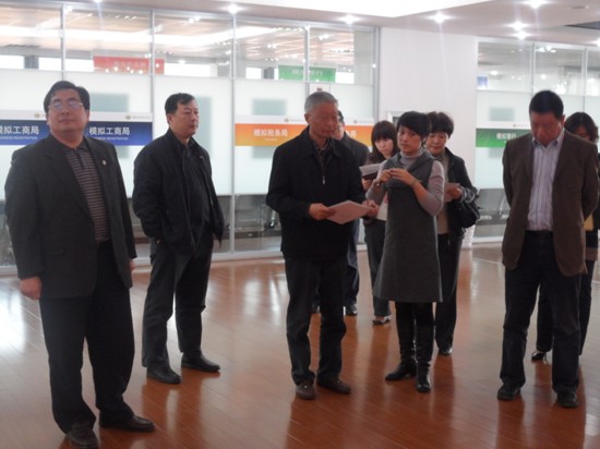 （左起一：王劍飚主任   左起三：陶克中副主委   左起四：郭云老師）