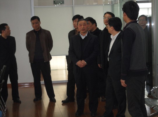 上海市普陀區(qū)人力資源和社會(huì)保障局委書記、公務(wù)員局局長(zhǎng)楊新建（右三）進(jìn)入模擬工商局